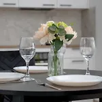 Elegant White With Terrace & Parking In By Renters Appartement