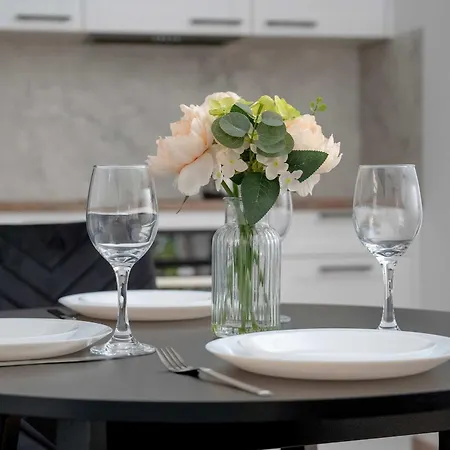 Elegant White With Terrace & Parking In By Renters Lägenhet