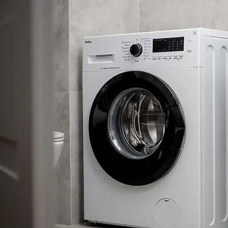 Lägenhet Elegant White With Terrace & Parking In By Renters