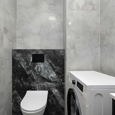 Elegant White With Terrace & Parking In By Renters