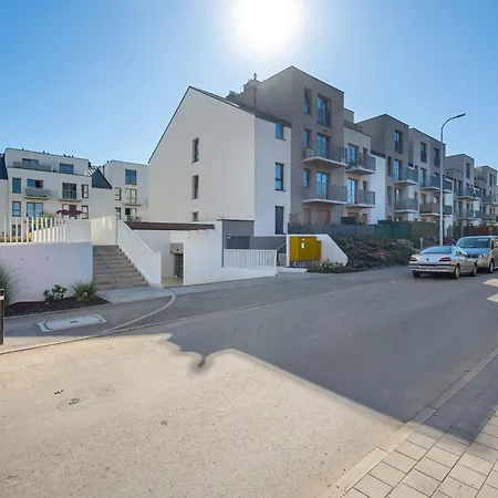 Elegant White With Terrace & Parking In By Renters Lägenhet